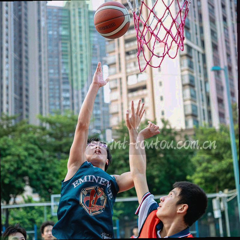 抽象城市网格示意图，冷灰蓝细线绘制路网，中心标有一个定位点